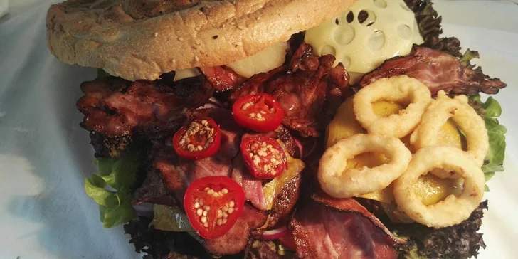Jídlo na párty i piknik: Kilový hovězí burger, hranolky a cibulové kroužky