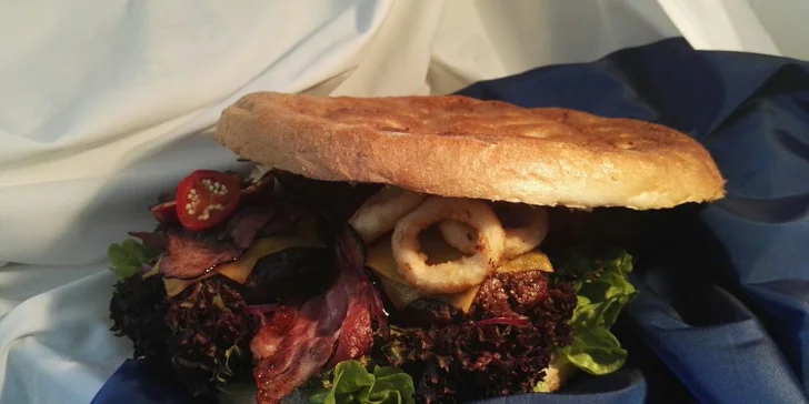 Jídlo na párty i piknik: Kilový hovězí burger, hranolky a cibulové kroužky