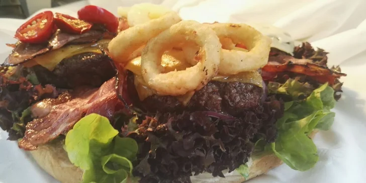 Jídlo na párty i piknik: Kilový hovězí burger, hranolky a cibulové kroužky