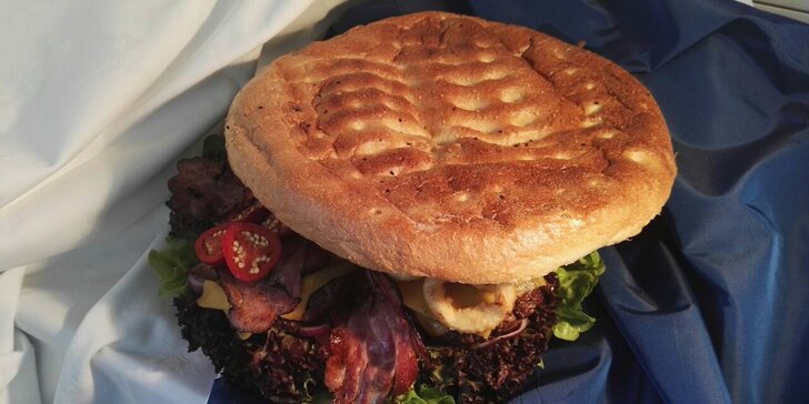 Jídlo na párty i piknik: Kilový hovězí burger, hranolky a cibulové kroužky