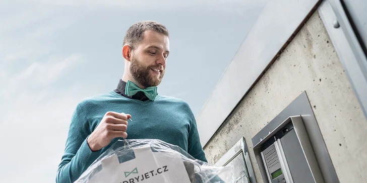Online služba čištění oblečení s dopravou po Praze zdarma