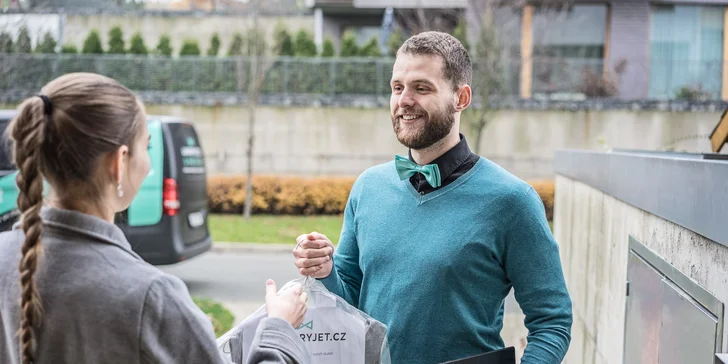 Online služba čištění oblečení s dopravou po Praze zdarma