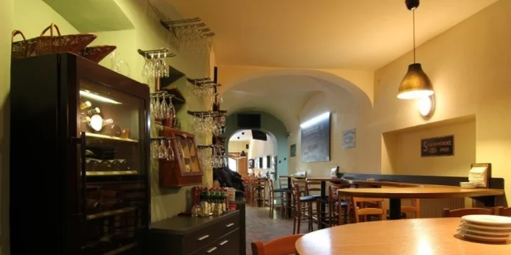Mají tu i tuzemská a zahraniční vína a míchají trendy drinky. 