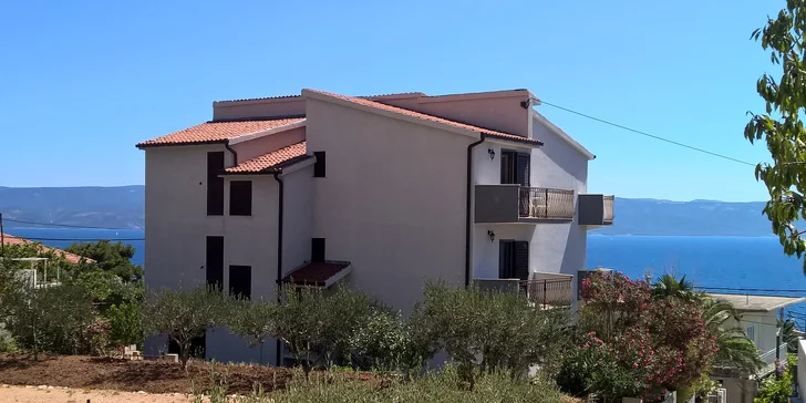 Chorvatské letovisko Mali Rat: doprava a 7 nocí v hotelu 120 m od pláže