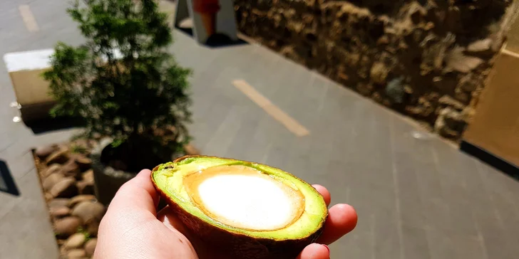 Hipsterský hit z Austrálie: avospresso macchiato – káva servírovaná v avokádu