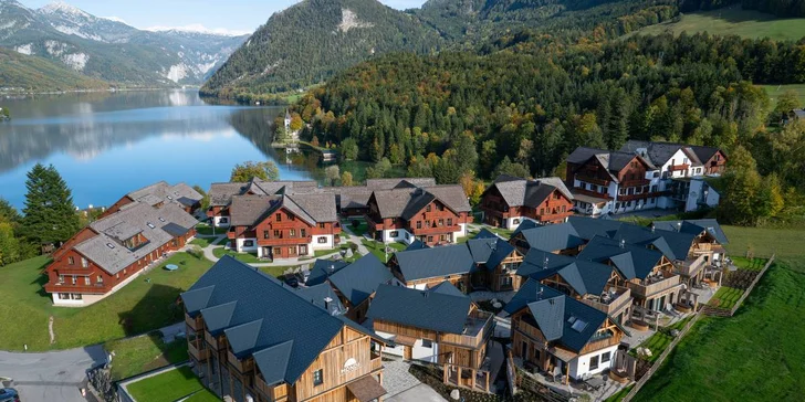 Vaším domovom sa stane horský hotelový komplex Mondi Chalets am Grundlsee s krásnymi výhľadmi na jazero.