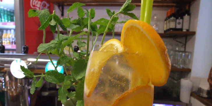 Osvěžující drink, co patří k létu: Aperol Spritz v pizzerii Morava