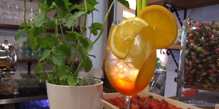 Osvěžující drink, co patří k létu: Aperol Spritz v pizzerii Morava