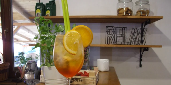 Osvěžující drink, co patří k létu: Aperol Spritz v pizzerii Morava