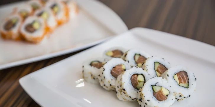 Nabruste si hůlky: sushi set z čerstvých surovin pro milovníky japonské kuchyně