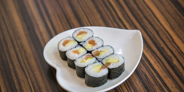 Nabruste si hůlky: sushi set z čerstvých surovin pro milovníky japonské kuchyně
