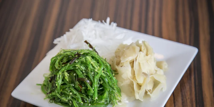 Nabruste si hůlky: sushi set z čerstvých surovin pro milovníky japonské kuchyně