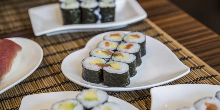 Nabruste si hůlky: sushi set z čerstvých surovin pro milovníky japonské kuchyně