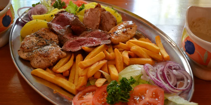 Steakový mix grill se 4 druhy masa i s přílohami pro společné hodování