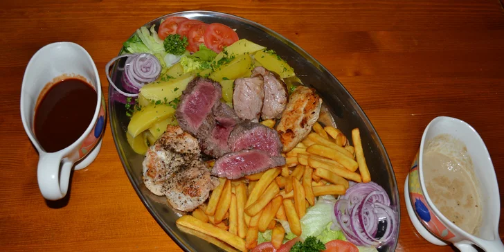 Steakový mix grill se 4 druhy masa i s přílohami pro společné hodování