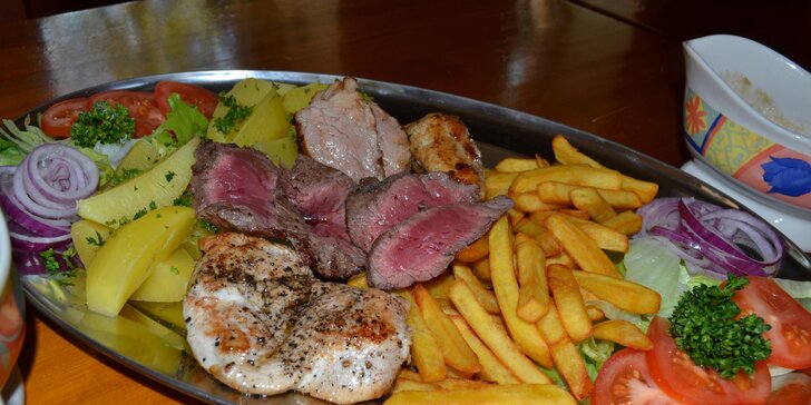 Steakový mix grill se 4 druhy masa i s přílohami pro společné hodování