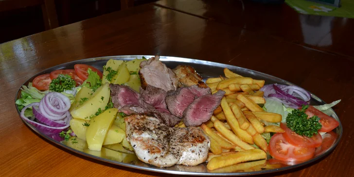 Steakový mix grill se 4 druhy masa i s přílohami pro společné hodování