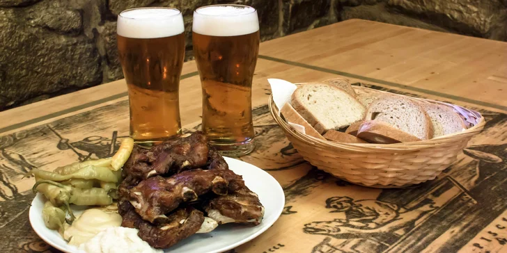 Kilo výtečných pečených žebírek z restaurace U Peciválů na Stodolní - s pivem nebo bez