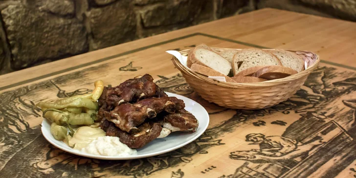 Kilo výtečných pečených žebírek z restaurace U Peciválů na Stodolní - s pivem nebo bez