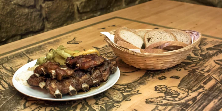 Kilo pečených žebírek z restaurace U Peciválů na Stodolní - s pivem nebo bez