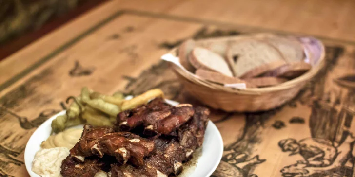 Kilo výtečných pečených žebírek z restaurace U Peciválů na Stodolní - s pivem nebo bez