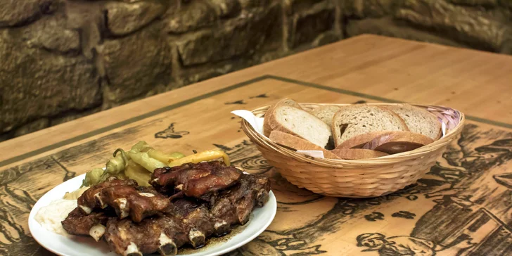 Kilo výtečných pečených žebírek z restaurace U Peciválů na Stodolní - s pivem nebo bez