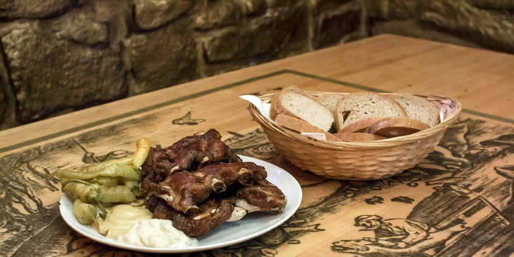 Kilo výtečných pečených žebírek z restaurace U Peciválů na Stodolní - s pivem nebo bez