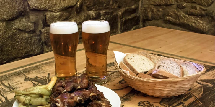 Kilo výtečných pečených žebírek z restaurace U Peciválů na Stodolní - s pivem nebo bez