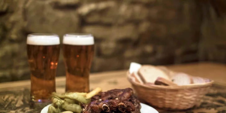 Kilo výtečných pečených žebírek z restaurace U Peciválů na Stodolní - s pivem nebo bez