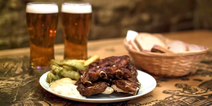 Kilo výtečných pečených žebírek z restaurace U Peciválů na Stodolní - s pivem nebo bez