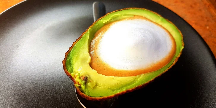 Hipsterský hit z Austrálie: avospresso macchiato – káva servírovaná v avokádu