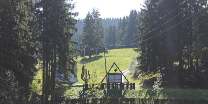 Pohodové léto pod Lysou horou: polopenze, sauna a možnost koupání v sudech
