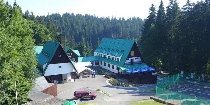 Pohodové léto pod Lysou horou: polopenze, sauna a možnost koupání v sudech