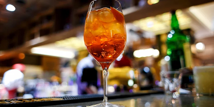 Osvěžující drink, co patří k létu: Aperol Spritz v pizzerii Morava