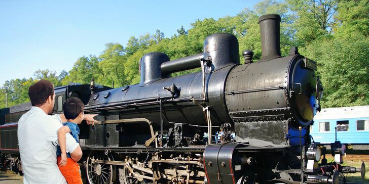 Na výlet stoletou parní lokomotivou s historickými vozy: z Prahy i dalších míst