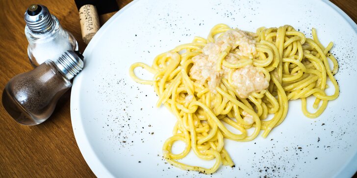 Italské 3chodové menu se špagetami připravenými v bochníku parmezánu