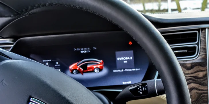 Projeďte se elektromobilem Tesla X, supermoderním autem budoucnosti