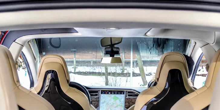 Projeďte se elektromobilem Tesla X, supermoderním autem budoucnosti