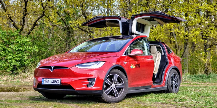 Projeďte se elektromobilem Tesla X, supermoderním autem budoucnosti