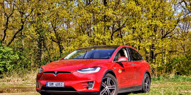 Projeďte se elektromobilem Tesla X, supermoderním autem budoucnosti