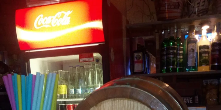 Litrová karafa stáčeného vína v baru nebo s sebou