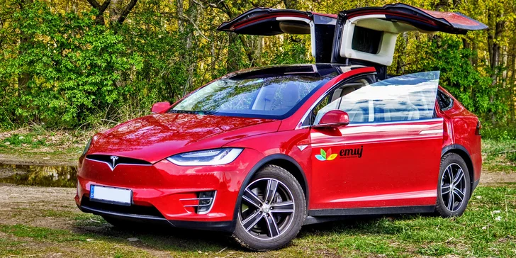 Projeďte se elektromobilem Tesla X, supermoderním autem budoucnosti