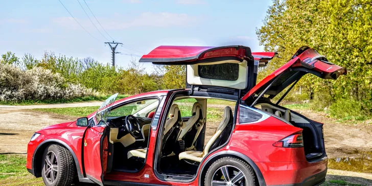 Projeďte se elektromobilem Tesla X, supermoderním autem budoucnosti