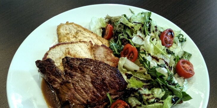 Pošmákněte si: Salátová variace s třemi druhy steaků, hranolky a dezertem pro 2