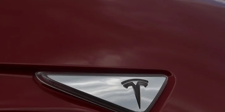Projeďte se elektromobilem Tesla X, supermoderním autem budoucnosti