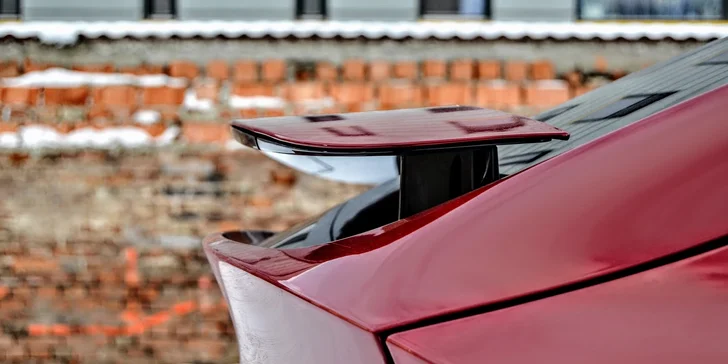Projeďte se elektromobilem Tesla X, supermoderním autem budoucnosti