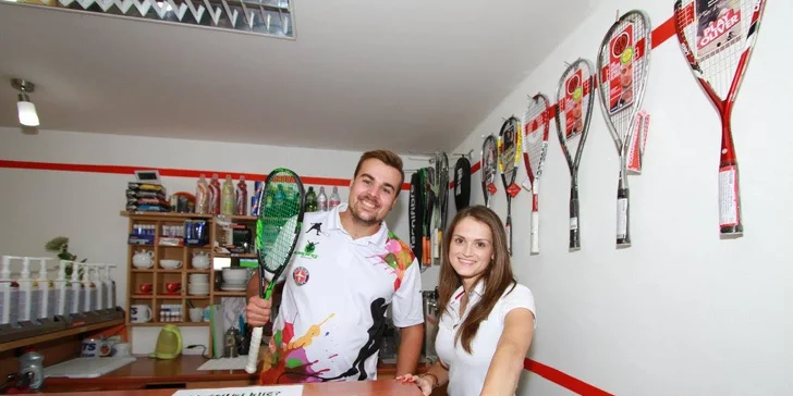Pojďte si pinknout: pronájem squashového kurtu a sportovní nápoj k tomu