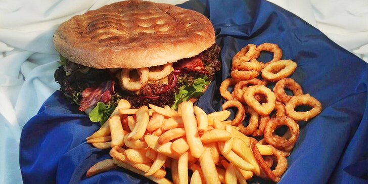 Jídlo na párty i piknik: Kilový hovězí burger, hranolky a cibulové kroužky