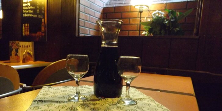 Litrová karafa stáčeného vína v baru nebo s sebou