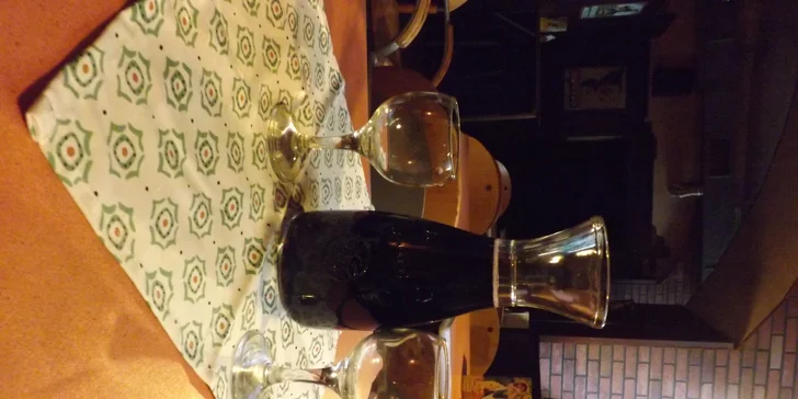 Litrová karafa stáčeného vína v baru nebo s sebou